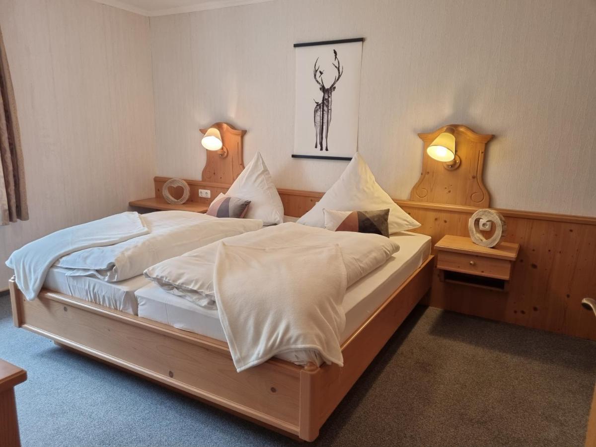 Landhotel Hof Barrl 슈네베르딘겐 객실 사진