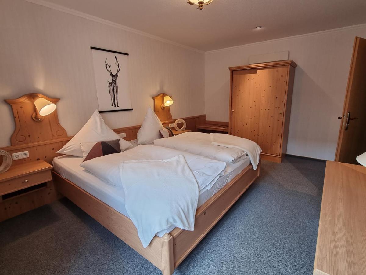 Landhotel Hof Barrl 슈네베르딘겐 객실 사진
